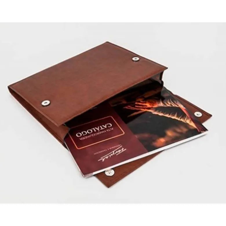 CARPETA PORTADOCUMENTOS ARTESANIA PIEL SINTENTICA CON DOBLE CIERRE DE IMAN COLOR CUERO 260X235X35 MM
