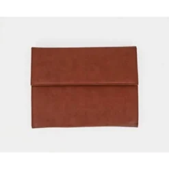 CARPETA PORTADOCUMENTOS ARTESANIA PIEL SINTENTICA CON DOBLE CIERRE DE IMAN COLOR CUERO 260X235X35 MM