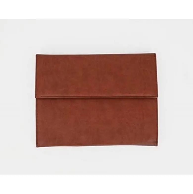 CARPETA PORTADOCUMENTOS ARTESANIA PIEL SINTENTICA CON DOBLE CIERRE DE IMAN COLOR CUERO 260X235X35 MM