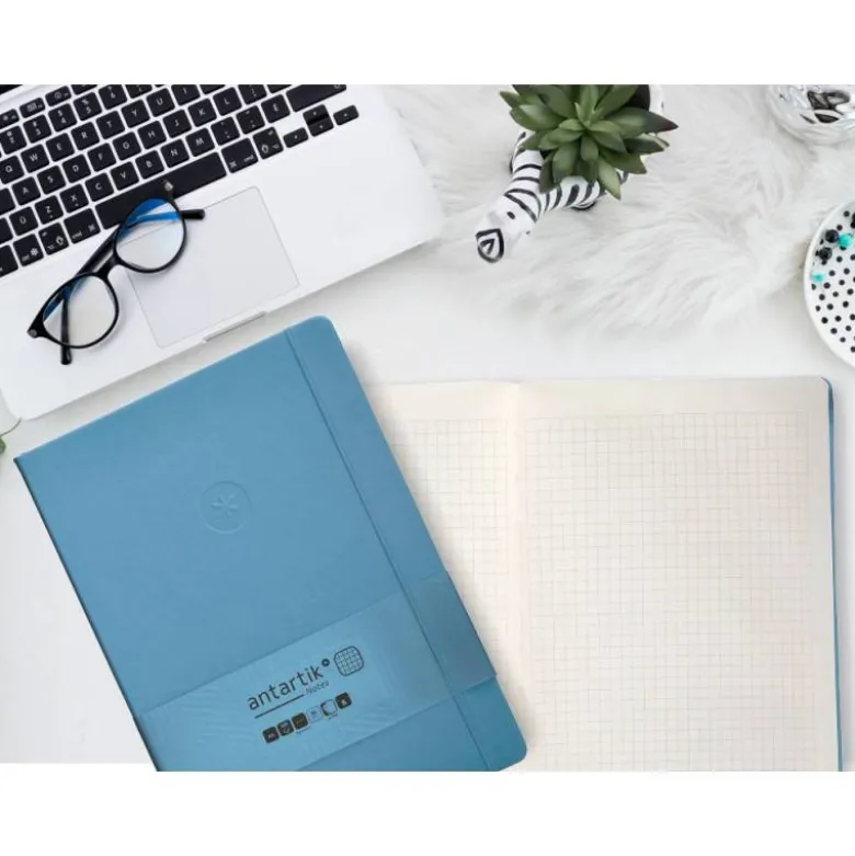 CUADERNO CON GOMILLA ANTARTIK NOTES TAPA DURA A4 HOJAS CUADRICULA AZUL CLARO 100 HOJAS 80 GR FSC