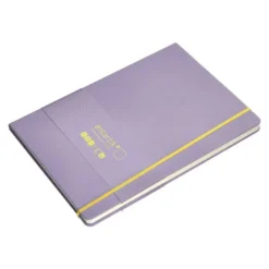 CUADERNO CON GOMILLA ANTARTIK NOTES TAPA DURA A4 HOJAS LISAS MORADO Y AMARILLO 100 HOJAS 80 GR FSC