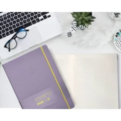 CUADERNO CON GOMILLA ANTARTIK NOTES TAPA DURA A4 HOJAS CUADRICULA MORADO Y AMARILLO 100 HOJAS 80 GR FSC