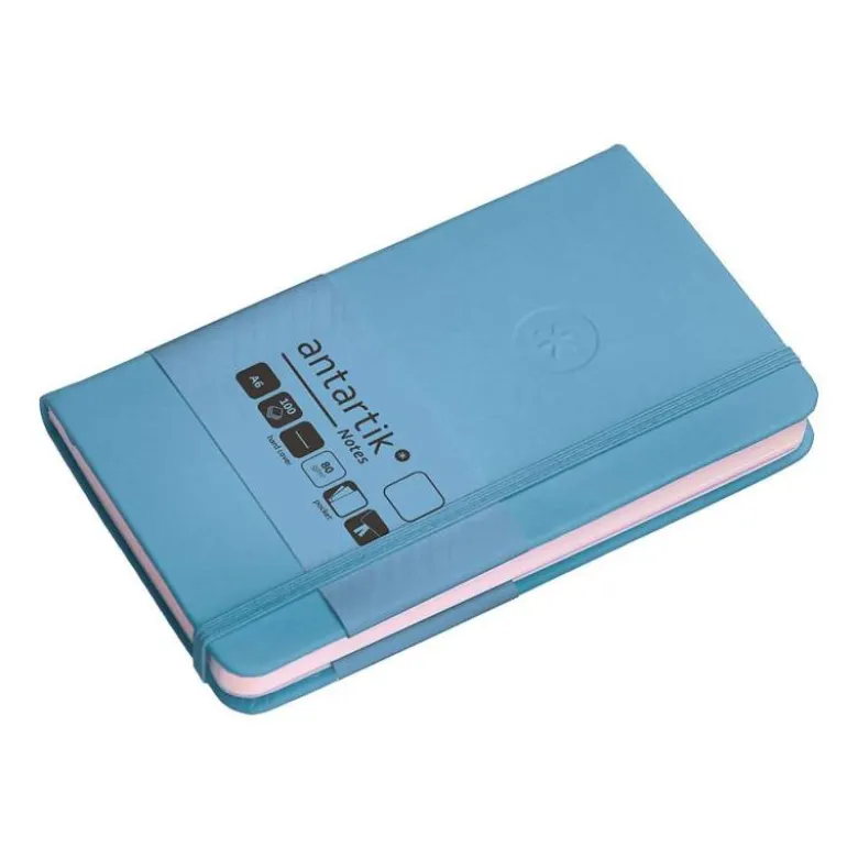 CUADERNO CON GOMILLA ANTARTIK NOTES TAPA DURA A6 HOJAS LISAS AZUL CLARO 100 HOJAS 80 GR FSC
