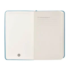 CUADERNO CON GOMILLA ANTARTIK NOTES TAPA DURA A6 HOJAS LISAS AZUL CLARO 100 HOJAS 80 GR FSC