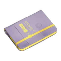 CUADERNO CON GOMILLA ANTARTIK NOTES TAPA DURA A7 HOJAS LISAS MORADO Y AMARILLO 80 HOJAS 80 GR FSC