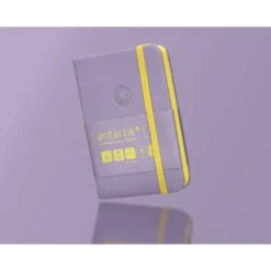CUADERNO CON GOMILLA ANTARTIK NOTES TAPA DURA A7 HOJAS LISAS MORADO Y AMARILLO 80 HOJAS 80 GR FSC