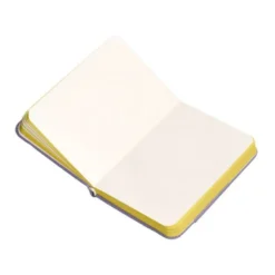 CUADERNO CON GOMILLA ANTARTIK NOTES TAPA DURA A7 HOJAS LISAS MORADO Y AMARILLO 80 HOJAS 80 GR FSC