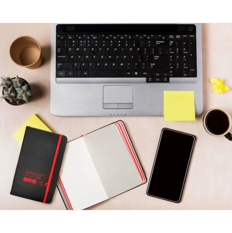 CUADERNO CON GOMILLA ANTARTIK NOTES TAPA DURA A6 HOJAS RAYAS NEGRO Y ROJO 100 HOJAS 80 GR FSC