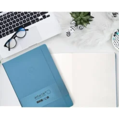 CUADERNO CON GOMILLA ANTARTIK NOTES TAPA DURA A4 HOJAS LISAS AZUL CLARO 100 HOJAS 80 GR FSC
