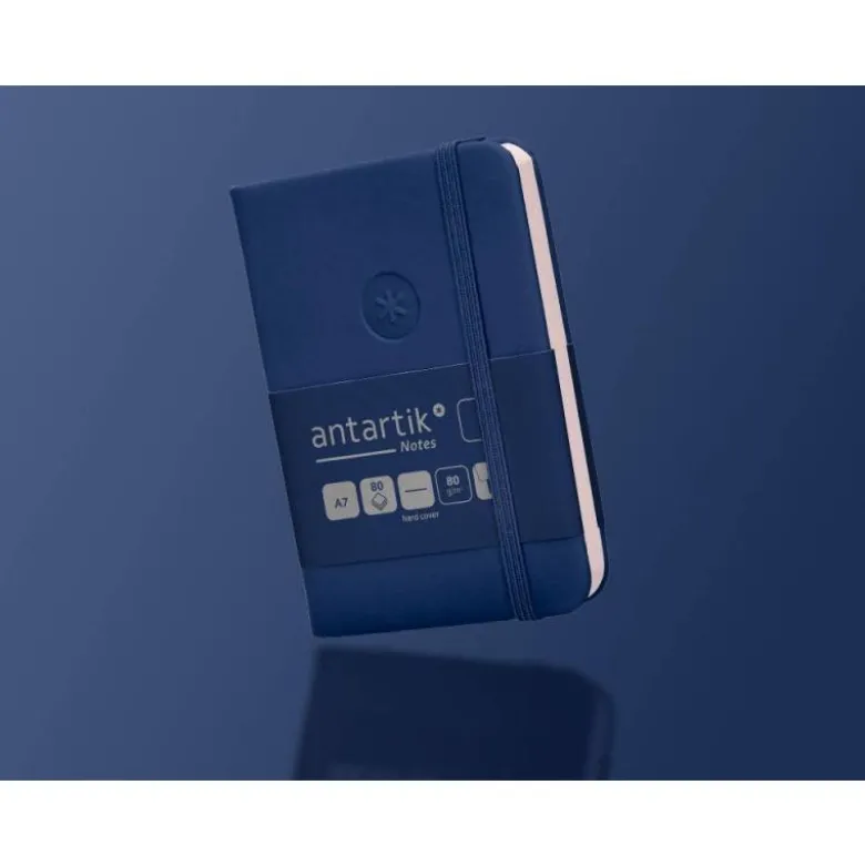 CUADERNO CON GOMILLA ANTARTIK NOTES TAPA DURA A7 HOJAS LISAS AZUL MARINO 80 HOJAS 80 GR FSC
