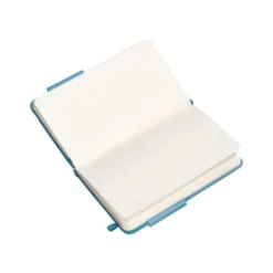 CUADERNO CON GOMILLA ANTARTIK NOTES TAPA DURA A6 HOJAS RAYAS AZUL CLARO 100 HOJAS 80 GR FSC