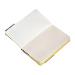 CUADERNO CON GOMILLA ANTARTIK NOTES TAPA BLANDA A6 CUADRICULA MORADO Y AMARILLO 100 HOJAS 80 GR FSC