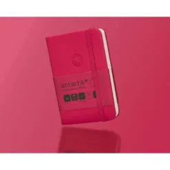 CUADERNO CON GOMILLA ANTARTIK NOTES TAPA DURA A7 HOJAS LISAS BURDEOS 80 HOJAS 80 GR FSC
