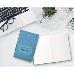 CUADERNO CON GOMILLA ANTARTIK NOTES TAPA DURA A5 HOJAS LISAS AZUL CLARO 100 HOJAS 80 GR FSC