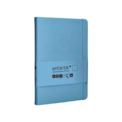 CUADERNO CON GOMILLA ANTARTIK NOTES TAPA DURA A5 HOJAS LISAS AZUL CLARO 100 HOJAS 80 GR FSC