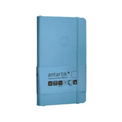 CUADERNO CON GOMILLA ANTARTIK NOTES TAPA BLANDA A6 HOJAS LISAS AZUL CLARO 100 HOJAS 80 GR FSC