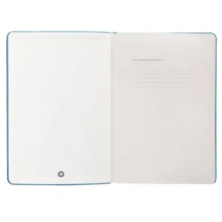 CUADERNO CON GOMILLA ANTARTIK NOTES TAPA DURA A5 HOJAS PUNTOS AZUL CLARO 100 HOJAS 80 GR FSC