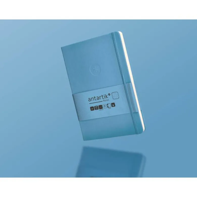 CUADERNO CON GOMILLA ANTARTIK NOTES TAPA DURA A5 HOJAS PUNTOS AZUL CLARO 100 HOJAS 80 GR FSC
