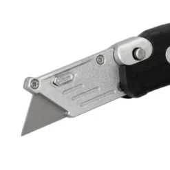 CUTER Q-CONNECT PLEGABLE XD-925 CON MECANISMO DE CAMBIO RAPIDO CUCHILLA ANCHA MANGO ANTIDESLIZANTE