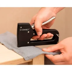 GRAPADORA Q-CONNECT CLAVADORA MANUAL LIGERA CON CUERPO DE PLASTICO RESISTENTE COLOR NEGRO USA GRAPAS 23/6-8