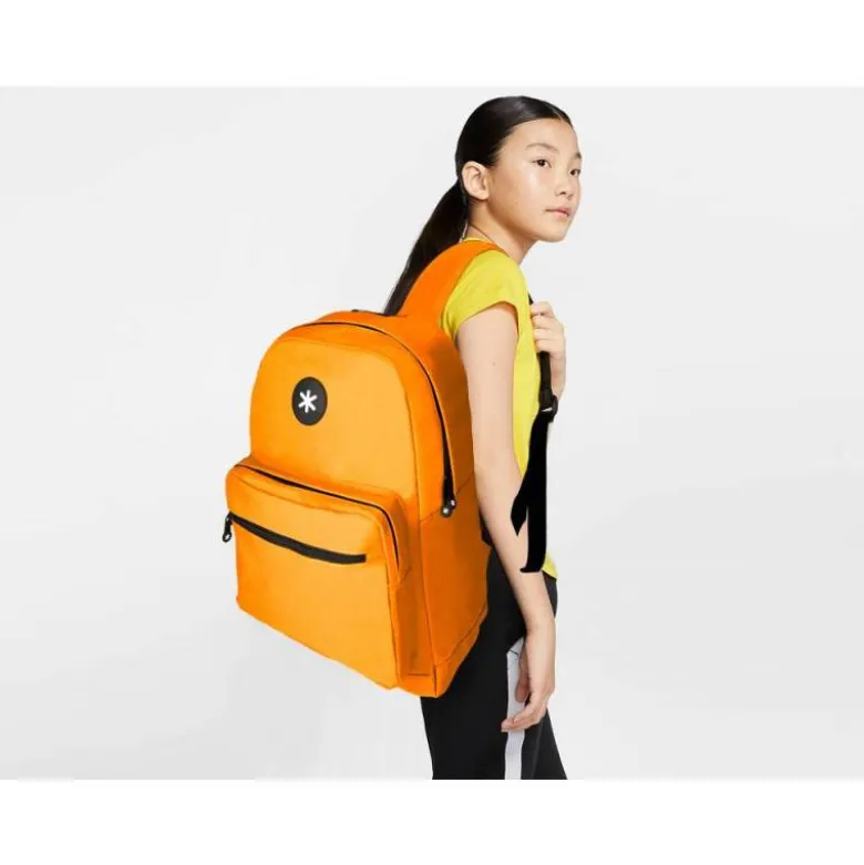 MOCHILA ANTARTIK CON ASA Y BOLSILLO FRONTAL CONCREMALLERA COLOR MOSTAZA 320X140X430 MM