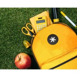 MOCHILA ANTARTIK CON ASA Y BOLSILLO FRONTAL CONCREMALLERA COLOR MOSTAZA 320X140X430 MM