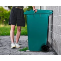PAPELERA CONTENEDOR Q-CONNECT PLASTICO CON TAPADERA Y RUEDAS 240 LITROS 1040X620X610 MM VERDE