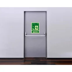 PICTOGRAMA ARCHIVO 2000 SALIDA EMERGENCIA ESCALERA SUBE IZQUIERDA PVC COLOR VERDE LUMINISCENTE 224X300 MM