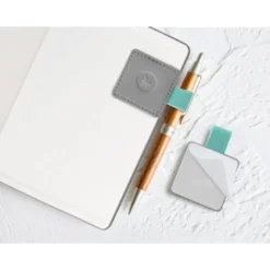 PORTABOLIGRAFO AUTOADHESIVO ANTARTIK PARA CUADERNO NOTE CON ELASTICO HASTA 15 MM GROSOR 80 MM GRIS Y TURQUESA