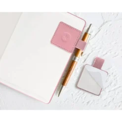 PORTABOLIGRAFO AUTOADHESIVO ANTARTIK PARA CUADERNO NOTE CON ELASTICO HASTA 15 MM GROSOR 80 MM ROSA 40X40 MM