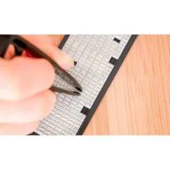 SELLO AVERY ESPECIAL TEJIDOS PERSONALIZABLE 3 LINEAS 288 CARACTERES CON PINZA Y TIRA TERMOADHESIVA LAVABLE NEGRO