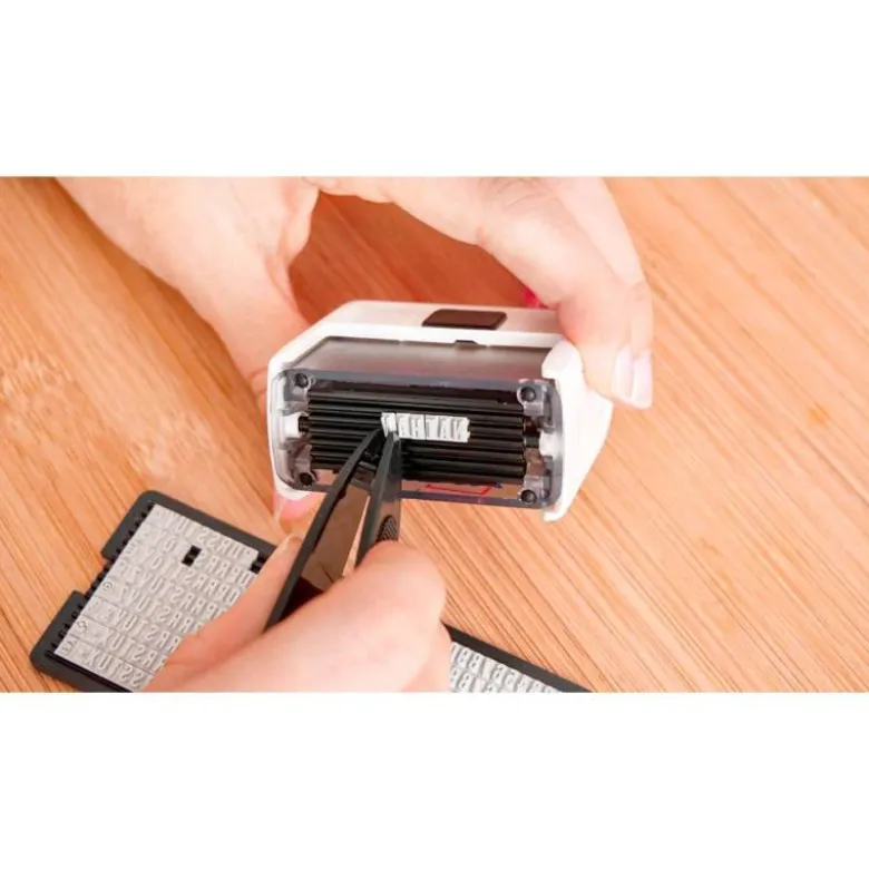 SELLO AVERY ESPECIAL TEJIDOS PERSONALIZABLE 3 LINEAS 288 CARACTERES CON PINZA Y TIRA TERMOADHESIVA LAVABLE NEGRO