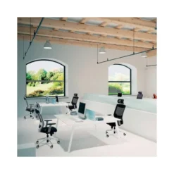 SILLA ROCADA CON RUEDAS DE OFICINA CON BRAZOS REGULABLES Y RESPALDO MALLA NEGRO TAPIZADA EN TELA IGNIFUGA NEGRO COLOR BLANCO