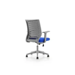 SILLA ROCADA DE OFICINA BRAZOS REGULABLES ESTRUCTURA GRIS RESPALDO MALLA Y ASIENTO TELA IGNIFUGA AZUL