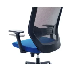 SILLA ROCADA DE OFICINA CON RUEDAS Y BRAZOS TAPIZADA EN TELA IGNIFUGA AZUL Y RESPALDO EN POLIMERO NEGRO
