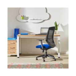 SILLA ROCADA DE OFICINA CON RUEDAS Y BRAZOS TAPIZADA EN TELA IGNIFUGA AZUL Y RESPALDO EN POLIMERO NEGRO