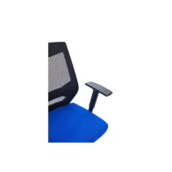 SILLA ROCADA DE OFICINA CON RUEDAS Y BRAZOS TAPIZADA EN TELA IGNIFUGA AZUL Y RESPALDO EN POLIMERO NEGRO