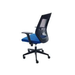 SILLA ROCADA DE OFICINA CON RUEDAS Y BRAZOS TAPIZADA EN TELA IGNIFUGA AZUL Y RESPALDO EN POLIMERO NEGRO